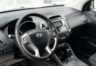 Подержанный автомобиль Hyundai ix35 2012 года (11 фото)