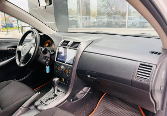 Подержанный автомобиль Toyota Corolla Sedan 2009 года (10 фото)