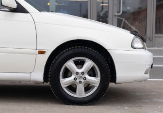 Подержанный автомобиль Toyota Caldina 2000 года (9 фото)