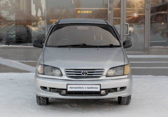 Подержанный автомобиль Toyota Ipsum 1997 года (2 фото)