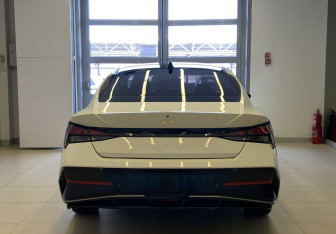 Подержанный автомобиль Hyundai Elantra Sedan 2023 года (5 фото)