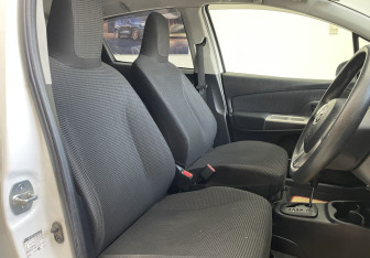 Подержанный автомобиль Toyota Vitz 2015 года (8 фото)