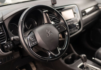 Подержанный автомобиль Mitsubishi Outlander 2015 года (11 фото)