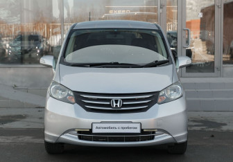 Подержанный автомобиль Honda Freed 2010 года (2 фото)