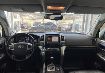 Подержанный автомобиль Toyota Land Cruiser Suv 2012 года (10 фото)