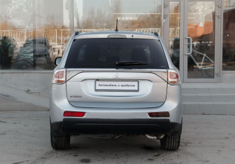 Подержанный автомобиль Mitsubishi Outlander 2012 года (6 фото)