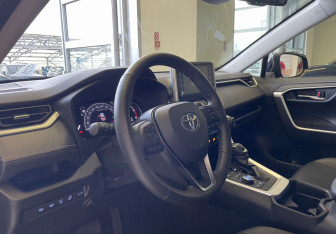 Подержанный автомобиль Toyota RAV4 2021 года (7 фото)