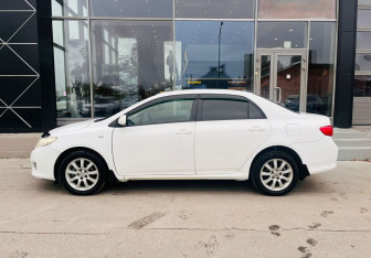 Подержанный автомобиль Toyota Corolla Sedan 2009 года (8 фото)