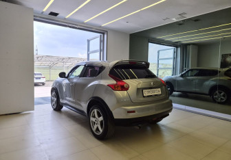 Подержанный автомобиль Nissan Juke 2012 года (6 фото)
