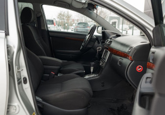 Подержанный автомобиль Toyota Avensis Sedan 2005 года (20 фото)