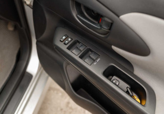 Подержанный автомобиль Toyota Wish Minivan 2011 года (15 фото)