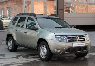 Подержанный автомобиль Renault Duster 2014 года (3 фото)