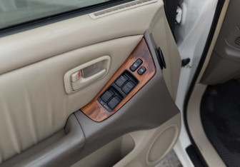 Подержанный автомобиль Lexus RX 2000 года (17 фото)