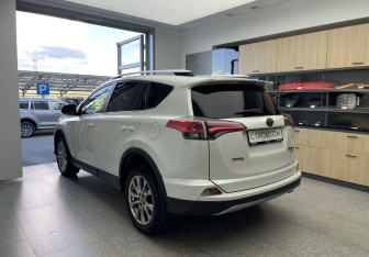 Подержанный автомобиль Toyota RAV4 2017 года (6 фото)