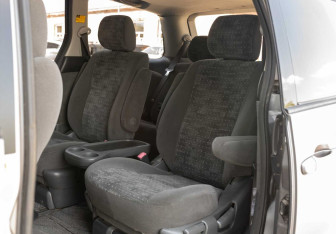 Подержанный автомобиль Toyota Estima 2005 года (18 фото)