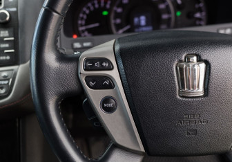 Подержанный автомобиль Toyota Crown Sedan 2010 года (12 фото)