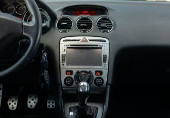 Подержанный автомобиль Peugeot 408 2012 года (14 фото)