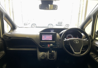 Подержанный автомобиль Toyota Noah Minivan 2017 года (11 фото)