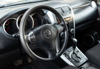 Подержанный автомобиль Suzuki Grand Vitara 2008 года (11 фото)