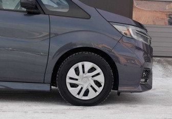 Подержанный автомобиль Honda Stepwgn 2017 года (9 фото)