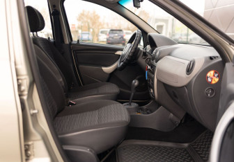 Подержанный автомобиль Renault Sandero 2011 года (16 фото)