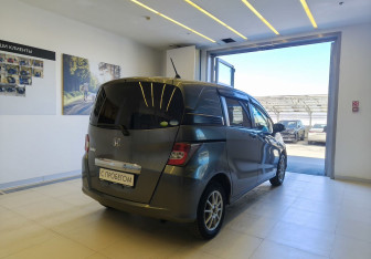 Подержанный автомобиль Honda Freed 2011 года (4 фото)