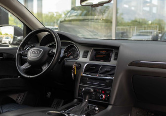 Подержанный автомобиль Audi Q7 2014 года (10 фото)