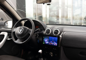 Подержанный автомобиль Renault Sandero 2011 года (10 фото)