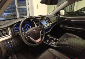 Подержанный автомобиль Toyota Highlander 2019 года (7 фото)