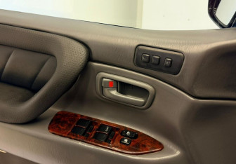 Подержанный автомобиль Toyota Land Cruiser Suv 2000 года (12 фото)