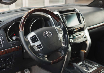 Подержанный автомобиль Toyota Land Cruiser Suv 2012 года (11 фото)