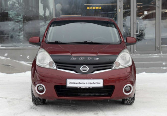 Подержанный автомобиль Nissan Note 2013 года (2 фото)