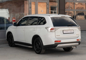 Подержанный автомобиль Mitsubishi Outlander 2014 года (7 фото)