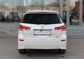 Подержанный автомобиль Toyota Wish Minivan 2011 года (6 фото)