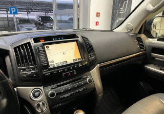 Подержанный автомобиль Toyota Land Cruiser Suv 2008 года (10 фото)