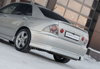 Подержанный автомобиль Toyota Altezza Sedan 2002 года (11 фото)