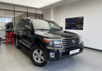 Подержанный автомобиль Toyota Land Cruiser Suv 2014 года (3 фото)