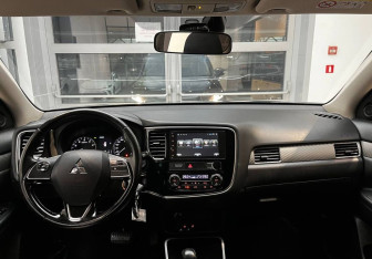 Подержанный автомобиль Mitsubishi Outlander 2017 года (12 фото)