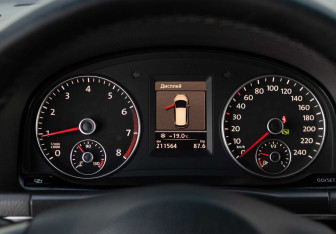 Подержанный автомобиль Volkswagen Touran 2011 года (13 фото)