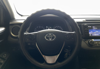 Подержанный автомобиль Toyota RAV4 2017 года (11 фото)