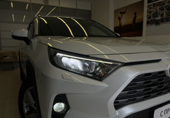 Подержанный автомобиль Toyota RAV4 2020 года (4 фото)