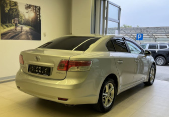 Подержанный автомобиль Toyota Avensis Sedan 2009 года (4 фото)