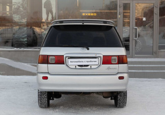 Подержанный автомобиль Toyota Ipsum 1997 года (6 фото)