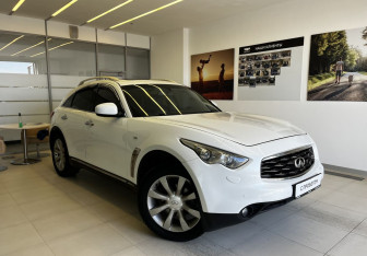 Подержанный автомобиль Infiniti FX 2010 года (3 фото)