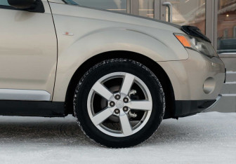 Подержанный автомобиль Mitsubishi Outlander 2007 года (9 фото)