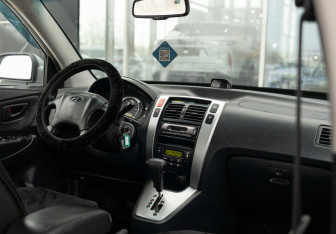 Подержанный автомобиль Hyundai Tucson 2005 года (10 фото)