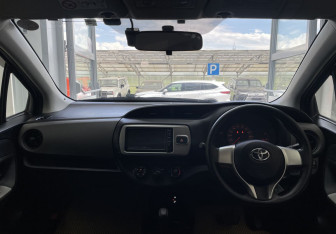 Подержанный автомобиль Toyota Vitz 2015 года (10 фото)
