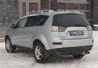 Подержанный автомобиль Mitsubishi Outlander 2007 года (7 фото)