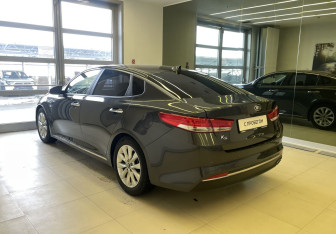 Подержанный автомобиль Kia K5 2017 года (6 фото)