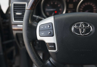 Подержанный автомобиль Toyota Land Cruiser Suv 2012 года (12 фото)